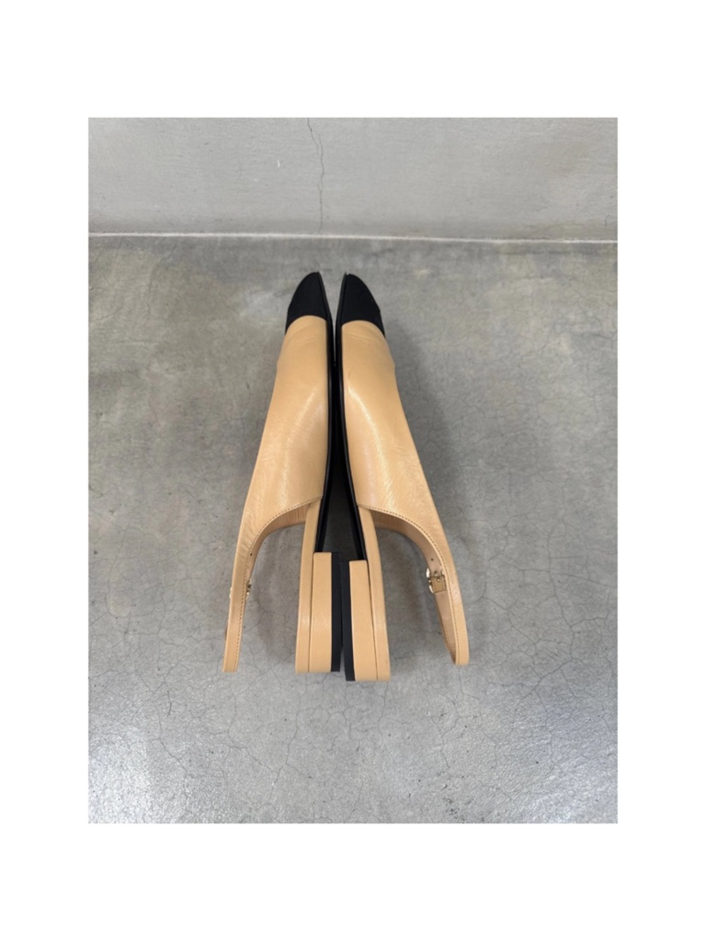 CHANEL Beige and Black Pointed Slingback Flats - Picture 4 of 10